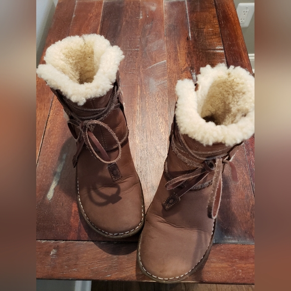 UGG Caspian Sued Boot - Picture 7 of 7